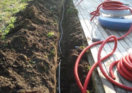 Verlichting: uitrollen van de kabels in de greppel