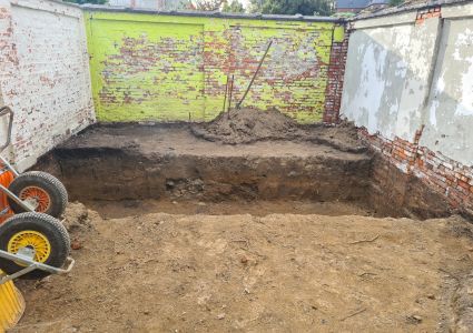 grondwerk uitgraven vijver