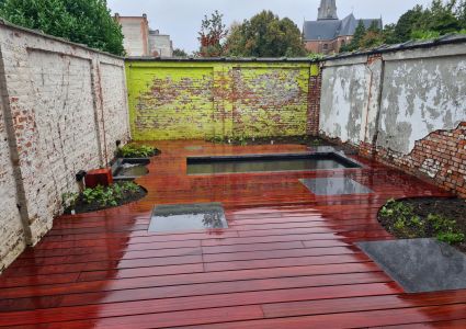 Regen en een houten terras