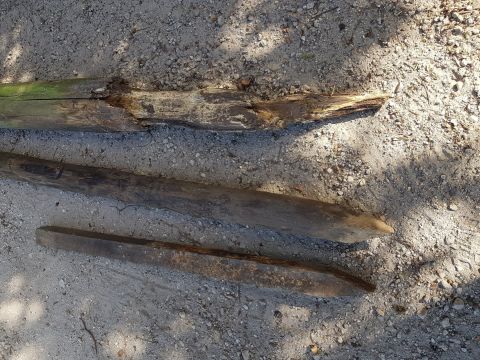 Van boven naar onder: kastanje , geïmpregneerd grenen en onderaan Azobe