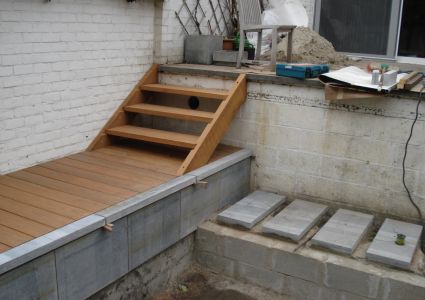 Open trap met bordes